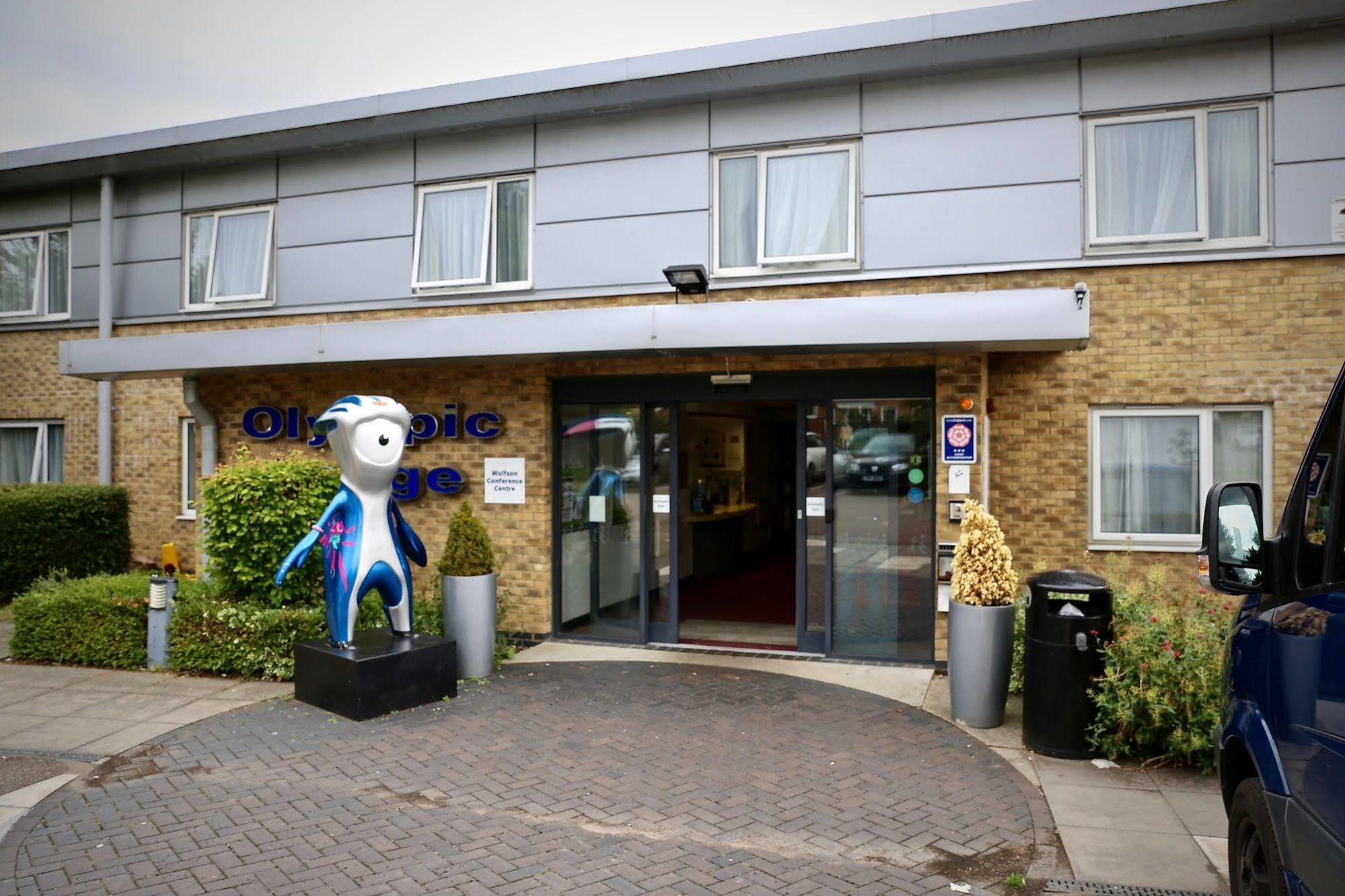 The Olympic Lodge Aylesbury  Esterno foto